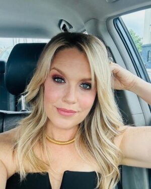 Jessica St. Clair Instagram - Best believe we will be teaching you how to do this smoky eye in the The Deep Dive Academy...And by we I mean @lexwmakeup because I can barely put on blush. #letuslive