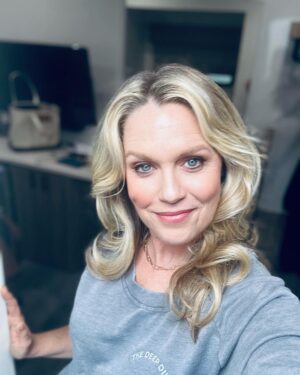 Jessica St. Clair Instagram - HOT FRESH MERCH is OUT on @kinshipgoods LIVING for this lightweight raglan sweatshirt . Get it before it sells out!