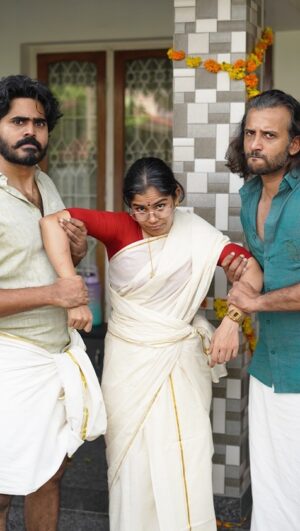 Jisma Jiji Instagram - കയ്യോടെ പൊക്കി…
 #onam #onam2023

Produced by- J&V Pictures 
Concept- J&V 
Directed by: @vimal_kumar_online
Camera: @roh_footage
Stills: @athul_krishna________
Music: @azimroshan
Dubbing: @thoppilrecordingstudio
Assistant writer: @____ykr___
Actors: @vimal_kumar_online @samarth_ambujakshan @siva.ajayan @thefrankology @midhunkrishna_a @____ykr___