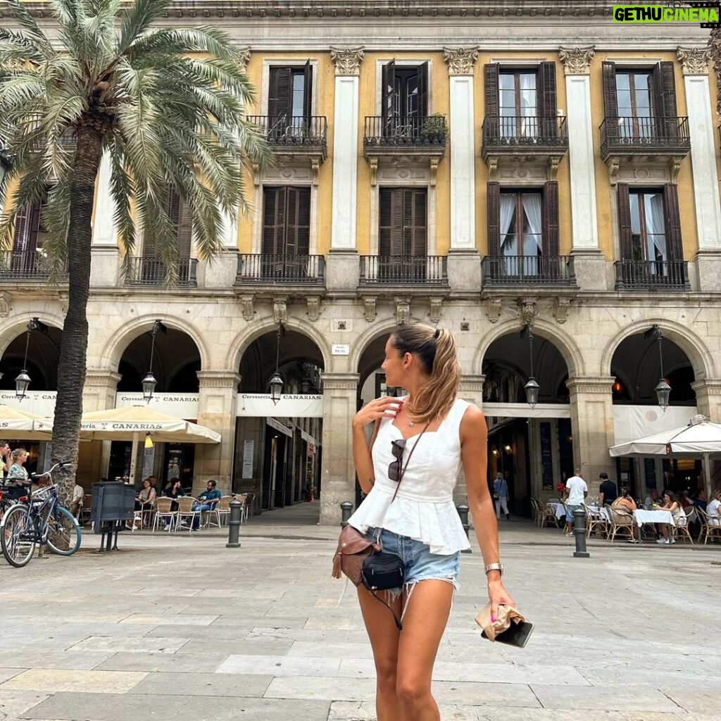 Joana Alvarenga Instagram - Mais um bocadinho sobre Barcelona 🇪🇸💃☀🧡 . #sagradafamilia #parqueciudadella #laboqueria #plaçadelrei #barcelona #barceloneta #hotelw #whotel #whotelbarcelona #vacay #espanha #cataluña #flamenco #ole Barcelona, Spain