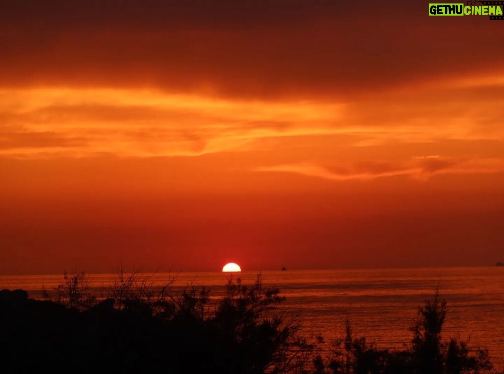 Joana Alvarenga Instagram - Sunset em Malta sem filtros e sem palavras. Foi uma benção...🙏🧡🇲🇹🤍☀ . #sunset #sunsetlovers #lastday #maltaisland #nofilter #islandvibes #malta🇲🇹 #bestsunset #epic #vacay #blessed #ocean #mediterranean #goldenhour #goldenbay #nowords #thanksgod