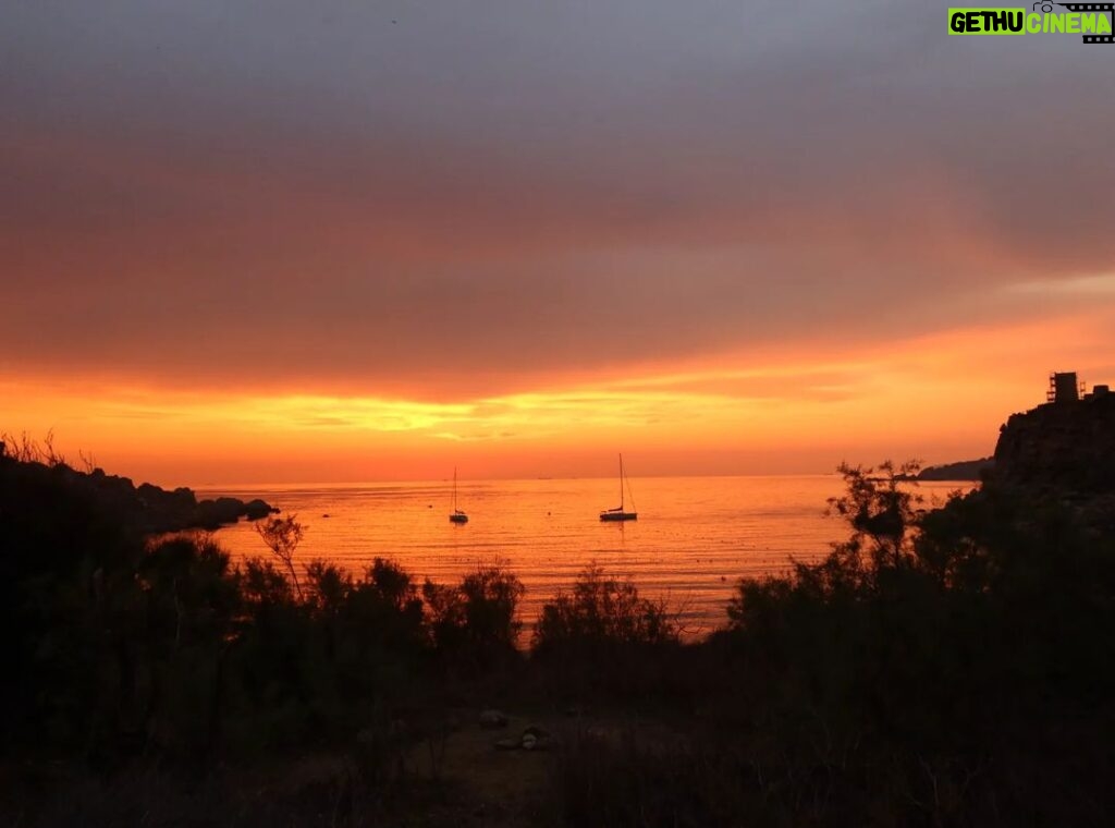 Joana Alvarenga Instagram - Sunset em Malta sem filtros e sem palavras. Foi uma benção...🙏🧡🇲🇹🤍☀ . #sunset #sunsetlovers #lastday #maltaisland #nofilter #islandvibes #malta🇲🇹 #bestsunset #epic #vacay #blessed #ocean #mediterranean #goldenhour #goldenbay #nowords #thanksgod