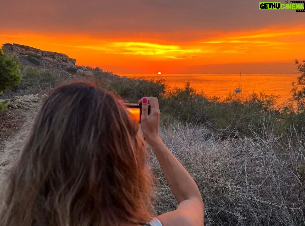 Joana Alvarenga Instagram - Sunset em Malta sem filtros e sem palavras. Foi uma benção...🙏🧡🇲🇹🤍☀ . #sunset #sunsetlovers #lastday #maltaisland #nofilter #islandvibes #malta🇲🇹 #bestsunset #epic #vacay #blessed #ocean #mediterranean #goldenhour #goldenbay #nowords #thanksgod