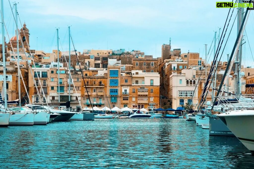 Joana Alvarenga Instagram - Um sítio único onde as fotos não traduzem a sua beleza 🇲🇹⛵💙❤🤍 . #travelling #marina #birgu #vittoriosa #malta #maltaisland #blue #vacay #discovery #exploring #history Birgu, Malta