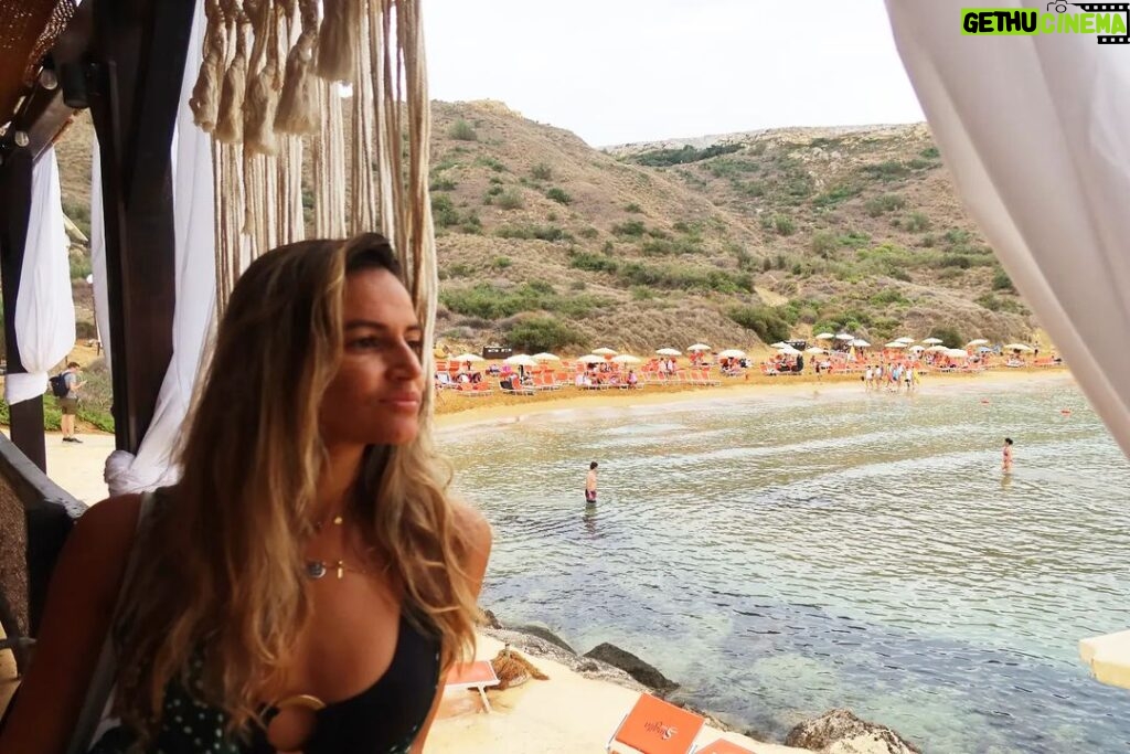 Joana Alvarenga Instagram - Em paz e feliz 💙⛵🧡🇲🇹 Singita Miracle Beach Malta