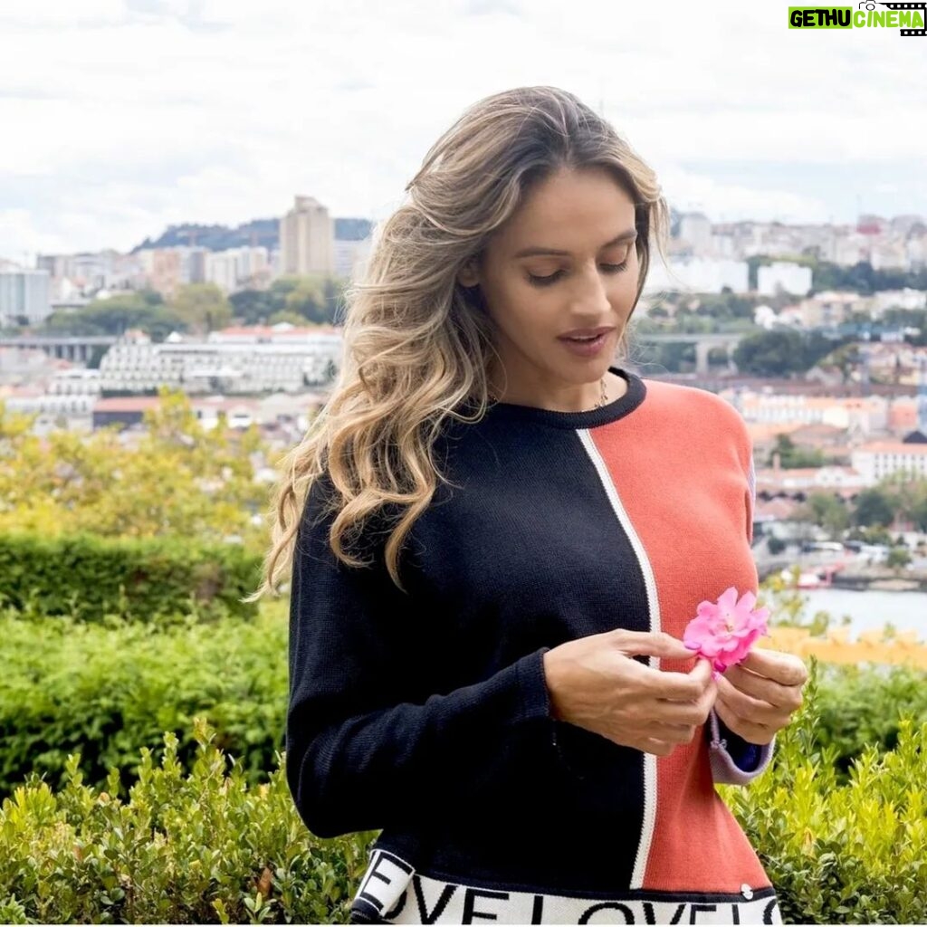 Joana Alvarenga Instagram - Bem me quer, Mal me quer, Bem me quer, Mal me quer🌸🌼🌺 👗 By @lobe.pt #november