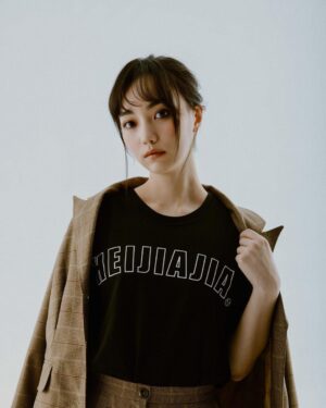 Joanne Missingham Instagram - 身為圍棋人，我總是會在網購服飾或配件時候，不自覺的看看平台上有沒有跟圍棋相關主題的周邊可以買... 而某天與團隊在公司開社群會議的時候，剛好聊到有許多學員反應很難找到圍棋周邊相關商品，然後...官方周邊商品就誕生了😁

原本很擔心把印著HEIJIAJIA 的衣服穿在身上會有點害羞，但這個設計意外被團隊一致高票選入，眼尖的人應該有發現，英文字旁邊還藏有具有++設計的logo巧思的喔❣️ 

而帽子的部份更是由我們公司的設計主管特別親自挑選的材質，相較於一般棒球帽，我們選擇了較硬挺的材質，目的就是要讓任何頭型的人都可以完美駕馭～ 加上Logo是用縫線的方式上上去的，讓簡約的設計顯得一點都不簡單～

除了自己親自參與的HEIJIAJIA系列外，和專業的Fandora團隊也共同開發了《黑嘉嘉圍棋教室》的知名AI角色系列，像是每個人剛學圍棋都會遇到的Bubu 🐈 以及新人殺手Edward🧏🏻‍♂️ ，都是同學之間討論度非常高的AI角色喔～ 這些充滿故事的可愛設計，相信不管你是不是學員都會喜歡的～

穿上HEIJIAJIA  一起成為圍棋人⚫️⚪️：https://pse.is/4y6wqa