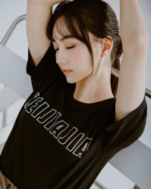 Joanne Missingham Instagram - 身為圍棋人，我總是會在網購服飾或配件時候，不自覺的看看平台上有沒有跟圍棋相關主題的周邊可以買... 而某天與團隊在公司開社群會議的時候，剛好聊到有許多學員反應很難找到圍棋周邊相關商品，然後...官方周邊商品就誕生了😁

原本很擔心把印著HEIJIAJIA 的衣服穿在身上會有點害羞，但這個設計意外被團隊一致高票選入，眼尖的人應該有發現，英文字旁邊還藏有具有++設計的logo巧思的喔❣️ 

而帽子的部份更是由我們公司的設計主管特別親自挑選的材質，相較於一般棒球帽，我們選擇了較硬挺的材質，目的就是要讓任何頭型的人都可以完美駕馭～ 加上Logo是用縫線的方式上上去的，讓簡約的設計顯得一點都不簡單～

除了自己親自參與的HEIJIAJIA系列外，和專業的Fandora團隊也共同開發了《黑嘉嘉圍棋教室》的知名AI角色系列，像是每個人剛學圍棋都會遇到的Bubu 🐈 以及新人殺手Edward🧏🏻‍♂️ ，都是同學之間討論度非常高的AI角色喔～ 這些充滿故事的可愛設計，相信不管你是不是學員都會喜歡的～

穿上HEIJIAJIA  一起成為圍棋人⚫️⚪️：https://pse.is/4y6wqa
