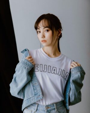 Joanne Missingham Instagram - 身為圍棋人，我總是會在網購服飾或配件時候，不自覺的看看平台上有沒有跟圍棋相關主題的周邊可以買... 而某天與團隊在公司開社群會議的時候，剛好聊到有許多學員反應很難找到圍棋周邊相關商品，然後...官方周邊商品就誕生了😁

原本很擔心把印著HEIJIAJIA 的衣服穿在身上會有點害羞，但這個設計意外被團隊一致高票選入，眼尖的人應該有發現，英文字旁邊還藏有具有++設計的logo巧思的喔❣️ 

而帽子的部份更是由我們公司的設計主管特別親自挑選的材質，相較於一般棒球帽，我們選擇了較硬挺的材質，目的就是要讓任何頭型的人都可以完美駕馭～ 加上Logo是用縫線的方式上上去的，讓簡約的設計顯得一點都不簡單～

除了自己親自參與的HEIJIAJIA系列外，和專業的Fandora團隊也共同開發了《黑嘉嘉圍棋教室》的知名AI角色系列，像是每個人剛學圍棋都會遇到的Bubu 🐈 以及新人殺手Edward🧏🏻‍♂️ ，都是同學之間討論度非常高的AI角色喔～ 這些充滿故事的可愛設計，相信不管你是不是學員都會喜歡的～

穿上HEIJIAJIA  一起成為圍棋人⚫️⚪️：https://pse.is/4y6wqa