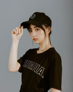 Joanne Missingham Instagram - 身為圍棋人，我總是會在網購服飾或配件時候，不自覺的看看平台上有沒有跟圍棋相關主題的周邊可以買... 而某天與團隊在公司開社群會議的時候，剛好聊到有許多學員反應很難找到圍棋周邊相關商品，然後...官方周邊商品就誕生了😁

原本很擔心把印著HEIJIAJIA 的衣服穿在身上會有點害羞，但這個設計意外被團隊一致高票選入，眼尖的人應該有發現，英文字旁邊還藏有具有++設計的logo巧思的喔❣️ 

而帽子的部份更是由我們公司的設計主管特別親自挑選的材質，相較於一般棒球帽，我們選擇了較硬挺的材質，目的就是要讓任何頭型的人都可以完美駕馭～ 加上Logo是用縫線的方式上上去的，讓簡約的設計顯得一點都不簡單～

除了自己親自參與的HEIJIAJIA系列外，和專業的Fandora團隊也共同開發了《黑嘉嘉圍棋教室》的知名AI角色系列，像是每個人剛學圍棋都會遇到的Bubu 🐈 以及新人殺手Edward🧏🏻‍♂️ ，都是同學之間討論度非常高的AI角色喔～ 這些充滿故事的可愛設計，相信不管你是不是學員都會喜歡的～

穿上HEIJIAJIA  一起成為圍棋人⚫️⚪️：https://pse.is/4y6wqa