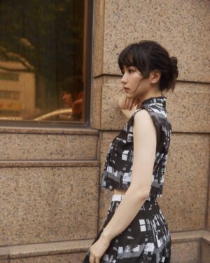 Joanne Missingham Instagram - 黑與白，我最喜歡的兩個顏色🖤🤍

👗： @apujan 
📷： @boa750818 
👩： @y_a_n_g8366 
💄： @kao_yuanyuan_makeup_artist