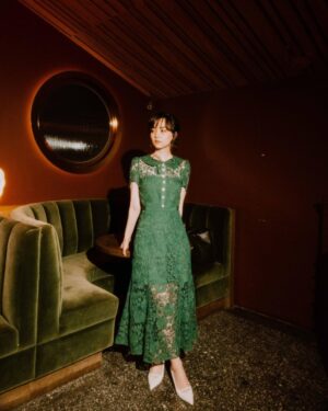 Joanne Missingham Instagram - 是難得一見的綠嘉嘉💚😆

👗： @selfportraittaiwan @tun_grp 
💍： @agete_taiwan 
📷： @briannn0404 
👩： @y_a_n_g8366 
💄： @kao_yuanyuan_makeup_artist
