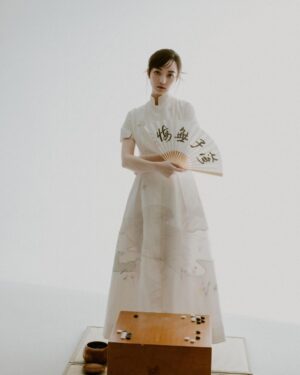 Joanne Missingham Instagram - 還記得《棋靈王》的前半段，為了擺脫佐為這個「執念」，主角阿光一開始是完全都讓附在身上的佐為下棋的（可憐的塔矢亮🥹）
直到阿光開始感受到19路棋盤宇宙的樂趣、並嘗試自己完整下完第一盤棋後… 然後，就完全停不下了。

那次之後，阿光也漸漸不再讓佐為代替他下（要下只能跟自己下)。還記得那時候好像蠻多觀眾因此有點氣阿光，氣他為什麼不給佐為多下點！

但其實身為一個圍棋人，我卻完全可以理解這個階段阿光的心境…

這個階段的阿光，正處於「探索圍棋全局視野」的階段，他已經理解了一盤棋從佈局、中盤到官子的概念，並能夠在近乎無限的選擇中，自信的落子！享受和沈浸在棋盤上，和對手思緒交流的手談樂趣。

那種「好像可以這樣下下看～ 」、「啊！原來這樣還有這招！ 」 的感受，是真的會上癮、完全停不下來😅
而這個階段，也正是圍棋開始讓人著迷的魔法時刻 -  越下就越想再試試看，自己下一盤還能下到什麼程度。最棒的事，能夠開始在其他人的對弈中，品味更多不一樣的棋局視野。

算一算，下圍棋至今也已經超過20年了... 圍棋早已經是我人生中不可分割的一部分，棋盤上的所見所學，更幾乎塑造了自己的人生觀。
但像阿光這樣的「視野探索」階段，那種似懂非懂，下完一局馬上就想接著下一局的求知若渴，依舊是我下棋人生中，最懷念的純粹時光之一❤️

這次團隊更新的線上課程改版設計理念，就是希望能夠把大家一口氣帶到這樣的階段～
只要跟著進度，運用課程專屬APP中的AI陪練功能，我相信你一定能夠用最短的時間，來到這樣的階段💪

誠摯邀請你，一起探索棋局變化的無窮魅力、看到更不一樣的風景：
👉https://pse.is/4yn4t5