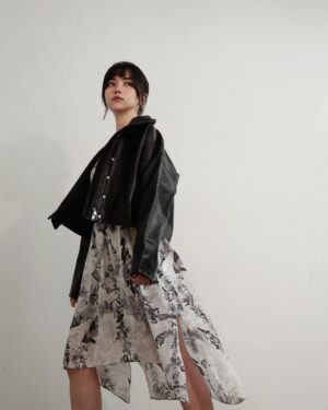 Joanne Missingham Instagram - ALLSAINTS的經典剪裁一看到就覺得會是我衣櫃的衣服～搭配獨特印花，似乎讓我增添了一點點率性和帥氣😎

一起穿上ALLSAINTS全新秋冬系列，擺脫規範束縛，詮釋新時代自由不羈反叛生活態度～全新秋冬系列已於ALLSAINTS 服飾及飾品專門店上市❤️

@allsaintstaiwan @allsaints_style #allsaintstaiwan