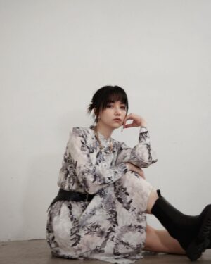 Joanne Missingham Instagram - ALLSAINTS的經典剪裁一看到就覺得會是我衣櫃的衣服～搭配獨特印花，似乎讓我增添了一點點率性和帥氣😎

一起穿上ALLSAINTS全新秋冬系列，擺脫規範束縛，詮釋新時代自由不羈反叛生活態度～全新秋冬系列已於ALLSAINTS 服飾及飾品專門店上市❤️

@allsaintstaiwan @allsaints_style #allsaintstaiwan
