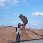 Joanne Yang Instagram - 來海邊走走， 紀念一下女王頭和我現在的模樣～ 台灣的海岸很美，景觀很特別～ 吹吹風、看看海心情挺好☺️☺️ 大家來海邊走走的時候， 飲料、垃圾記得隨手帶離開唷～ 一起維護海岸的乾淨和美麗🥰 #野柳 #女王頭 #垃圾隨手帶走 野柳地質公園 YEHLIU GEOPARK