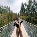 Joanne Yang Instagram – 這裡也是一個可以去好幾次的地方～
國外總是很有節日的儀式感🫶🏼

我去的時候 還是萬聖節 
現在已經佈置成聖誕節了 
閃亮亮 浪漫到不行🥰

我再不發文
只能等明年萬聖節🎃再來發了（威～
😂😂

#卡皮拉諾吊橋公園
#capilano Capilano Suspension Bridge, British Columbia, Canada