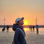 Joanne Yang Instagram – 高美濕地怎麼這麼冷🥹🥹

#高美濕地
#夕陽很浪漫
#好冷 高美濕地觀夕木棧步道