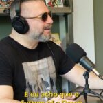 John Dolmayan Instagram - Cinco álbuns de estúdio, um Grammy e outras quatro indicações, 12 milhões de discos vendidos, turnês em todos os continentes e milhões de fãs espalhados pelo mundo. E um deles esteve aqui com a gente pra dividir o que faz o System of a Down uma das maiores bandas de heavy metal de todos os tempos. É genialidade? ou é loucura? #podcast #práticanaprática #jeandolabella #johndolmayan #lojamonstra #quadrinhosbr #hqbr #comicbooks #sãopaulo #autógrafos #systemofadown #soad #heavymetal Loja Monstra