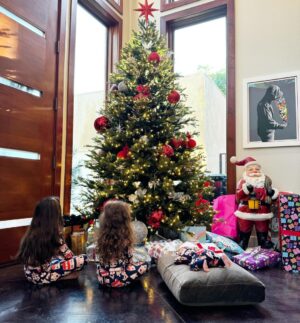 John Dolmayan Instagram - Merry Christmas 🎄 
Love Emma, Maya, Liam 👧👧🧒
Charlie, Lola and Lily 🐶🐶🐶