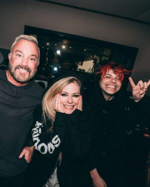 John Feldmann Instagram - Stoked to be part of this amazing song I’m A Mess! Thank you @yungblud and @avrillavigne for including me I love you both ❤️ thanks to @travisbarker @dtarecords for rocking with us!! Thx @chrisgreatti @scotstewart @dylanmclean159 @michaeljbono for helping with the track.. link in bio!