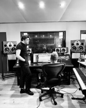 John Feldmann Instagram - Stoked to be part of this amazing song I’m A Mess! Thank you @yungblud and @avrillavigne for including me I love you both ❤️ thanks to @travisbarker @dtarecords for rocking with us!! Thx @chrisgreatti @scotstewart @dylanmclean159 @michaeljbono for helping with the track.. link in bio!