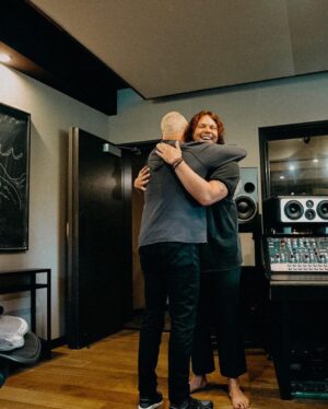 John Feldmann Instagram - #5sos5 dump. Love you @5sos @ashtonirwin @lukehemmings @calumhood @michaelclifford 📸 @ryanfleming