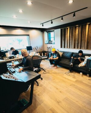 John Feldmann Instagram - #5sos5 dump. Love you @5sos @ashtonirwin @lukehemmings @calumhood @michaelclifford 📸 @ryanfleming