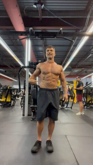 Johnathon Schaech Instagram - Busted for being too shredded! 🤣🤣🤣
@mikeohearn @monamuresan 
@frankgrillo1 
@goldsgym @mikeohearnlifestyle @bpi_sports 
#waitforit