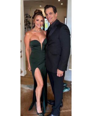Johnathon Schaech Instagram - Grateful for the health, safety and freedom we have to come together and celebrate moments like this. 
Congratulations @sallyk01 @eat.with.mark, we love you! Years in the making and now we’re here!