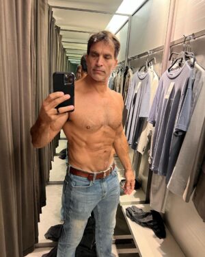 Johnathon Schaech Instagram - I've landed in #newyorkcity and forgot my suit. Where can I find clothes to wear to this special occasion? 🤣🤣🤣