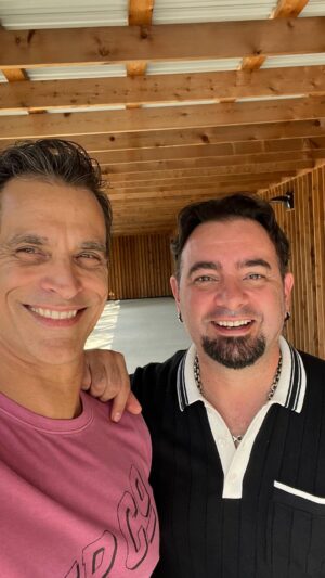 Johnathon Schaech Instagram - I wonder what happened to the ohneeders? Who thinks #TheWonders should be the opening act for the greatest pop band of the 90’s?! 🤣🤣🤣@iamckirkpatrick #nsyncforever #nsync #thewondersreunion #thatthingyoudo #tomhanks