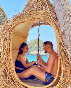 Jonathan Zidane Instagram - Joyeux anniversaire à toi la femme qui a su m’écarter du mauvais pour me tirer vers le bon, à toi qui fait que tout les jours à la maison je me sente comme dans un nuage, toi qui éduque nos enfants à la perfection et surtout toi qui me donne tant d’amour au quotidien. Je remercierai jamais assez dieu de t’avoir mis sur mon chemin. J’aurais pas imaginé meilleure vie qu’a t’es coté ma reine 👑 Je t’aime @racha_lz ☝️❤️
