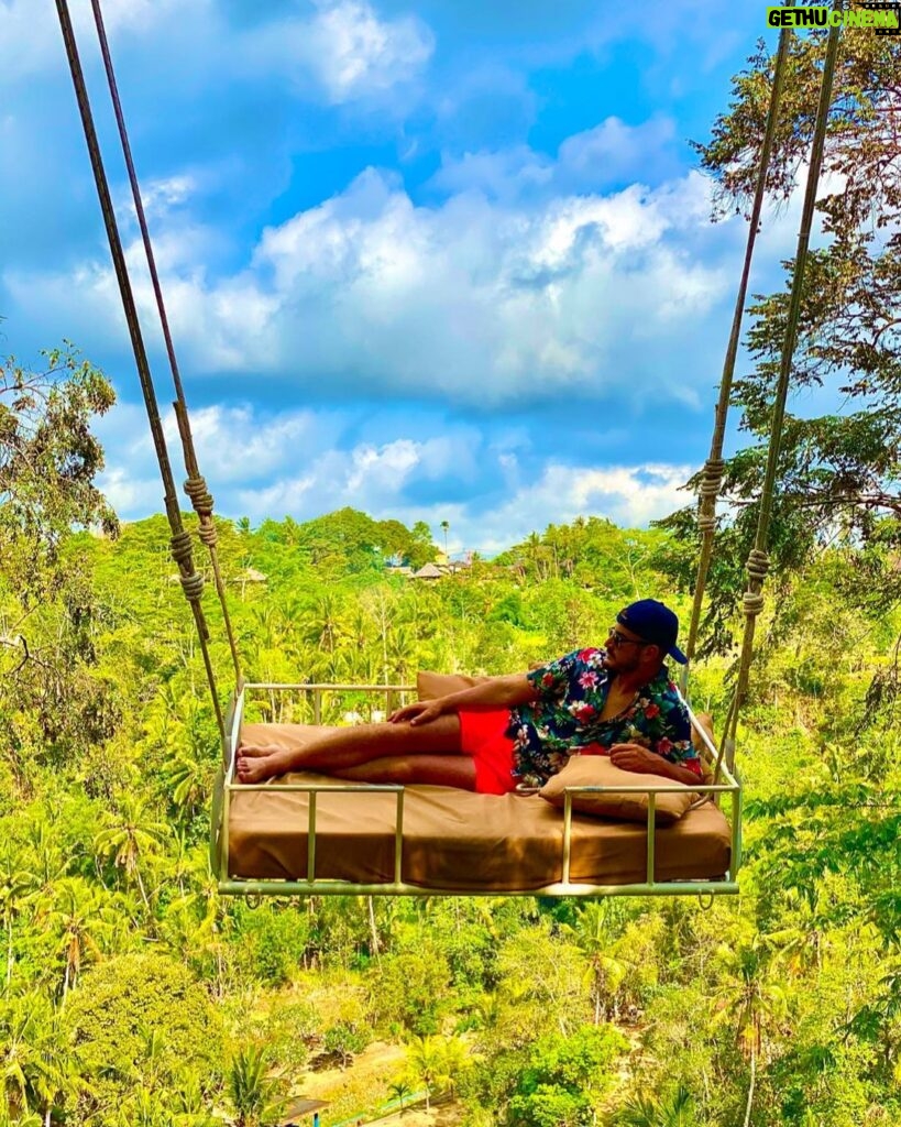 Jonathan Zidane Instagram - Bali et sa nature à couper le souffle😍 Qui a deja été a bali ou qui a l’intention d’y aller??? En tout cas si vous hésitez bah faut plus 🤩👌 Bali Swing - Bali - Indonesia