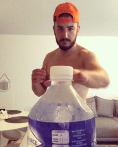 Jonathan Zidane Instagram - réussi en 1 fois ✅😏 Un jeu d’enfants..... #bottlecapchallenge #challengeaccepted✔