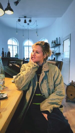 Jordan Haj Instagram - Jen malé okénko obdivu k matce mých dětí 🩵
Takový to, když se tvoje frankofonní žena zničehonic zapovídá při vyzvedávání masa v @pampas_market  španělsky o tom, že za chvilku jede na hodinu italštiny 👸