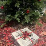 Jordan Haj Instagram - ❄️ŠŤASTNÝ A VESELÝ S EMMOU A JORDANEM 18.12❄️ Poslední letošní příležitost k setkání s Emmou a Jordanem. Příště až na jaře! V rámci setu uslyšíte ty největší hity v intimním, akustickém provedení. Exkluzivní možnost strávit celý večer s Emmou a Jordanem skutečně nablízko, protože do Royalu se vejde jen 150 lidí! Intimní a luxusní atmosféra, rudý samet, svíčky, drinky, romantika, dialog a legrace. Aneb, jak říká Jordan, “Vše, na co se jste nás vždy chtěli zeptat a v bulváru jste nenašli uspokojivou odpověď” :-) Dress code: Black tie Těšit se můžete i na pop-up merch stránek s nejnovějšími Jordanovými výtvory, kterými pod stromečkem potěšíte své blízké. Prodávat a podepisovat je budou Emma a Jordan osobně. Odkaz na vstupenky ve stories ❄️MERRY CHRISTMAS with EMMA & JORDAN ~ December 18th ❄️ Your last chance to see your favourite musical couple in 2023! Emma and Jordan are looking forward to their most intimate acoustic gig and meet & greet with their fans before the end of the year. Limited capacity: 150 people Candles, red velvet, drinks and fun. Dress code: Black tie ROYAL Theatre & Club Chic
