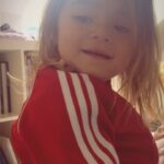 Jordan Haj Instagram - Arielka složila první song. Tipuju že se jmenuje Spinkej Lásko.. Jen si to tu odložím navždy 🥹 přeji hezký víkend.