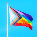 Jordan Haj Instagram - Dnes je mezinárodní den proti homofobii, transfobii a bifobii. Doufám, že třeba až jednou bude mým dcerám jako mně teď, budou žít ve světě, kde bude mít tenhle den spíš pietní a vzpomínkový rozměr.. doufám že bude pro (třeba) 20leté vrstevníky mých dětí zarážející a trochu děsivou připomínkou, že ještě nedávno, kdy už dokonce i ony byly na světě, bylo někde Ok, hlásat a šířit nenávist na takhle absurdní bázi, že to šlo říkat, že to šlo konat, že to leckde dokonce byla i možná politická agenda a že dokonce i fungovala a dokázala lidi přilákat, že někde to byla součást reality ukotvená v zákonech a že to lidem nebylo vůči lidem bytostně blbý, že se za to nestyděli. Doufám, že mým dospělým dětem a jejich vrstevníkům bude jednou připadat zvláštní, že se za Homo/trans/bifobii někdy někdo dokázal nestydět. Love 🏳️‍🌈
