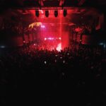 Jordan Haj Instagram - Pamatujete si ještě tu rudou laserovou surprise stage, co se zničehonic vynořila uprostřed crowdu na konci show na našem koncertě v prosinci ve vyprodaném @roxyprague na elektro set s @nobodylisten ❤️‍🔥❤️‍🔥❤️‍🔥 Teď 2.7 ve Varech nás čeká další velkej koncert na @mattoni_czsk Stage (powered by @metronomeprague ) která bude stát u vřídla. Vstup je free. Začneme myslím 20:30. Jsem upřímně zvědavej jaký vizuální překvapení si pro nás náš tým nachystal tentokrát, tu laserovou klec jsem taky v Roxy viděl až spolu s publikem poprvé 😅 📷 @kubokrizo v Roxy 6.12.22 Prague, Czech Republic