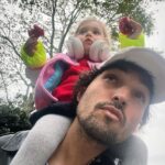 Jordan Haj Instagram - Paříž throwback. 1-Na hlavě opičí královna aka. “Já či toto papat” 24/7 , na její hlavě sluchátka se solárním panelem:::budoucnost.. a v uších písně rodičů (on repeat) ❤️ 2- if You don’t like me on my “taxíkař z 90s” days, you don’t deserve me on my “oscars red carpet” days. 3- Životni mode: udelat si to dobry @urbanista_europe Dík za ndhernej, zvukově úžasnej a nabíječku postrádající solárně se nabízející item co sebou beru všude. Na Alze -20% na všechno od nich s kódem URBANISTA20 Tyhle 🎧 hodím i do stories s odkazem… Paris, France