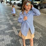 Jordan Haj Instagram - Den dětí. Den, kdy se narozdíl od ostatních 364 dní (kdy tyto otázky padají) na otázku ,,můžu kolu/ tvoje kafe/ vlastní kafe/ víno/ alespoň bílý víno/ bonbóny / další bonbóny/ /ještě kolu/ nalíčit se/ řídit… řekne ,, ano lásko, je den dětí, můžeš” 🤍 Berte mě proboha s rezervou 🫣 (trochu) 1> Doma u večeře s vínem starým jako Lennon 2>v matching colors outfitech z @jacadi_cz_sk 3> za rohem na kafíčku bez kofeinu v @nespresso.cz 4>za rohem v butiku po pozření koly 5>zpět v jacadi protože zas pro “ eštěboňboň” 6> @emmasmetana_music na socialce u výslechu Prague, Czech Republic