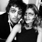 Jordan Haj Instagram - 1🎃 fotil @benediktrenc mobilem, Emma a Jordan bez make-upu v těchto hektyckých předkoncertních dnech. 2🎃 nejlepší livephoto co budem s @emmasmetana_music a Lennon v tomto životě mít 3🎃 čmárání pro lepší soustředěnost. dnes večer na session u Kuby @nobodylisten ve studiu za poslechu ukázek z KOUKEJ SE MNOU desky s @annetx, co jim brzo vyjde, hodně se těšte! 4🎃 nečekaná zpráva co mi přistála v inboxu na IG a rozbušila mi zvláštně srdce 5🎃 a fotka táty v té zprávě, co jsem nikdy neviděl💔 6🎃 takovej ten nerozvážnej nápad před memsícem, uspořádat pro děti Halloween party pár dní před megakoncertem ve @forum_karlin a kdy nemáš čas ani dejchat skoro :))
