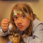 Jordan Haj Instagram - Den dětí. Den, kdy se narozdíl od ostatních 364 dní (kdy tyto otázky padají) na otázku ,,můžu kolu/ tvoje kafe/ vlastní kafe/ víno/ alespoň bílý víno/ bonbóny / další bonbóny/ /ještě kolu/ nalíčit se/ řídit… řekne ,, ano lásko, je den dětí, můžeš” 🤍 Berte mě proboha s rezervou 🫣 (trochu) 1> Doma u večeře s vínem starým jako Lennon 2>v matching colors outfitech z @jacadi_cz_sk 3> za rohem na kafíčku bez kofeinu v @nespresso.cz 4>za rohem v butiku po pozření koly 5>zpět v jacadi protože zas pro “ eštěboňboň” 6> @emmasmetana_music na socialce u výslechu Prague, Czech Republic