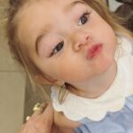 Jordan Haj Instagram - Den dětí. Den, kdy se narozdíl od ostatních 364 dní (kdy tyto otázky padají) na otázku ,,můžu kolu/ tvoje kafe/ vlastní kafe/ víno/ alespoň bílý víno/ bonbóny / další bonbóny/ /ještě kolu/ nalíčit se/ řídit… řekne ,, ano lásko, je den dětí, můžeš” 🤍 Berte mě proboha s rezervou 🫣 (trochu) 1> Doma u večeře s vínem starým jako Lennon 2>v matching colors outfitech z @jacadi_cz_sk 3> za rohem na kafíčku bez kofeinu v @nespresso.cz 4>za rohem v butiku po pozření koly 5>zpět v jacadi protože zas pro “ eštěboňboň” 6> @emmasmetana_music na socialce u výslechu Prague, Czech Republic
