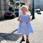 Jordan Haj Instagram - Den dětí. Den, kdy se narozdíl od ostatních 364 dní (kdy tyto otázky padají) na otázku ,,můžu kolu/ tvoje kafe/ vlastní kafe/ víno/ alespoň bílý víno/ bonbóny / další bonbóny/ /ještě kolu/ nalíčit se/ řídit… řekne ,, ano lásko, je den dětí, můžeš” 🤍 Berte mě proboha s rezervou 🫣 (trochu) 1> Doma u večeře s vínem starým jako Lennon 2>v matching colors outfitech z @jacadi_cz_sk 3> za rohem na kafíčku bez kofeinu v @nespresso.cz 4>za rohem v butiku po pozření koly 5>zpět v jacadi protože zas pro “ eštěboňboň” 6> @emmasmetana_music na socialce u výslechu Prague, Czech Republic