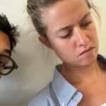 Jordan Haj Instagram - Den dětí. Den, kdy se narozdíl od ostatních 364 dní (kdy tyto otázky padají) na otázku ,,můžu kolu/ tvoje kafe/ vlastní kafe/ víno/ alespoň bílý víno/ bonbóny / další bonbóny/ /ještě kolu/ nalíčit se/ řídit… řekne ,, ano lásko, je den dětí, můžeš” 🤍 Berte mě proboha s rezervou 🫣 (trochu) 1> Doma u večeře s vínem starým jako Lennon 2>v matching colors outfitech z @jacadi_cz_sk 3> za rohem na kafíčku bez kofeinu v @nespresso.cz 4>za rohem v butiku po pozření koly 5>zpět v jacadi protože zas pro “ eštěboňboň” 6> @emmasmetana_music na socialce u výslechu Prague, Czech Republic
