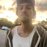 Jordan Haj Instagram - Poslední selfie třicetičtyř letého kluka. Slunce zapadlo. Předsevzetí si sice nedávám, zdají se mi být předurčený ke zklamání. Leda tak jedno, možná 34 let přijímání většiny důležitých, praktických a nezábavných informací stylem skvěle znázorněným na slidu #2 by bylo tak akorát. Pokusím se. A Sorry všem mým blízkým za pokaždý, kdy mi potřebovali něco sdělit, nebo mě něčím zásadním zaůkolovat a měli pocit, že asi mají něco ve vlasech, co mě fascinuje mnohem víc 🫶🏻 nemiluju vás míň. NeverLand