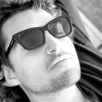 Jordan Haj Instagram - V Praze jsem #MYSLF a doma, v Paříži jsem MYSLF a doma, na Bali už taky, ale nejvíc doma a MYSLF jsem asi stejně na tý neustálý cestě mezi... @yslbeauty #yslbeauty #fragrance #MEMYSLFANDYSL #paidpartnership w. @yslbeauty Točila mě moje žena a stříhal jsem se sám 🎥💇‍♀️ Paris, France
