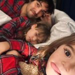 Jordan Haj Instagram - Všechno jednou končí, i když se přiznám, že jsem se už trochu bál, aby tenhle rok někdy skončil :)) jako, naprosto miluju to, co děláme, ale vzhledem k množství koncertů, balení a vybalování kufrů, outfitů, nástrojů, přejezdů, tahání na stage a do backstage, natáčení, zvukovek, fittingů, co za sebou tenhle rok máme, mi pak před pár dny přišlo naprosto symbolický a hrozně krásný tu poslední pracovní cestu roku strávit doslova celou v pyžamu a v lázních. A mám v plánu se z toho “pyžamo” moodu vrátit až za hoooodně dlouho. See yall na jaře! A děkuju @marksandspencerczechrepublic za výbavu! #marksandspencerczechrepublic #winterstyle #zimniinspirace #xmaspyjamas Karlsbad